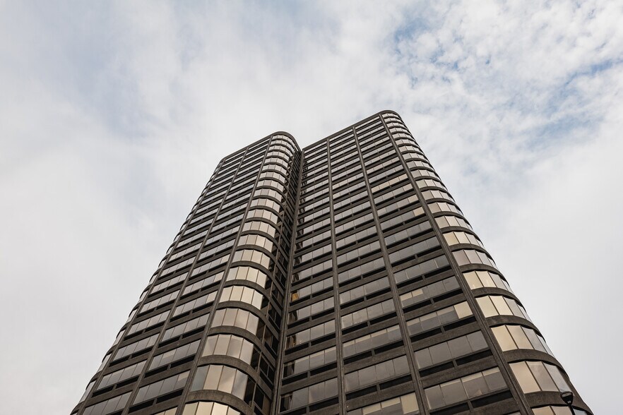 300 Rue Léo-Pariseau, Montréal, QC à louer - Photo de l’immeuble – Image 3 sur 9
