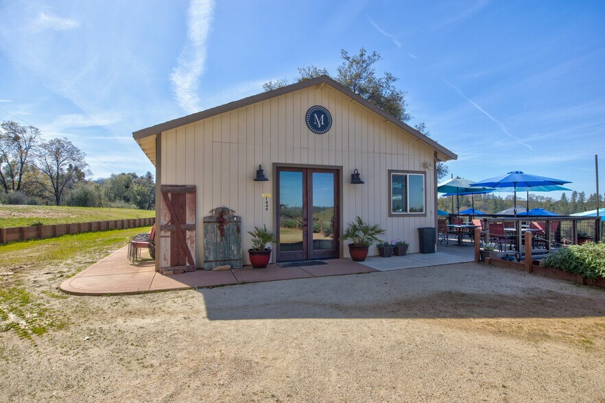 7449 Fairplay Rd, Somerset, CA à vendre - Photo de l’immeuble – Image 2 sur 80