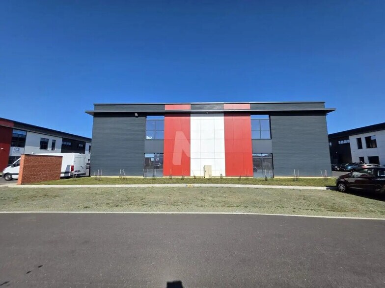 Local d'activités dans Lieusaint à vendre - Photo de l’immeuble – Image 3 sur 7