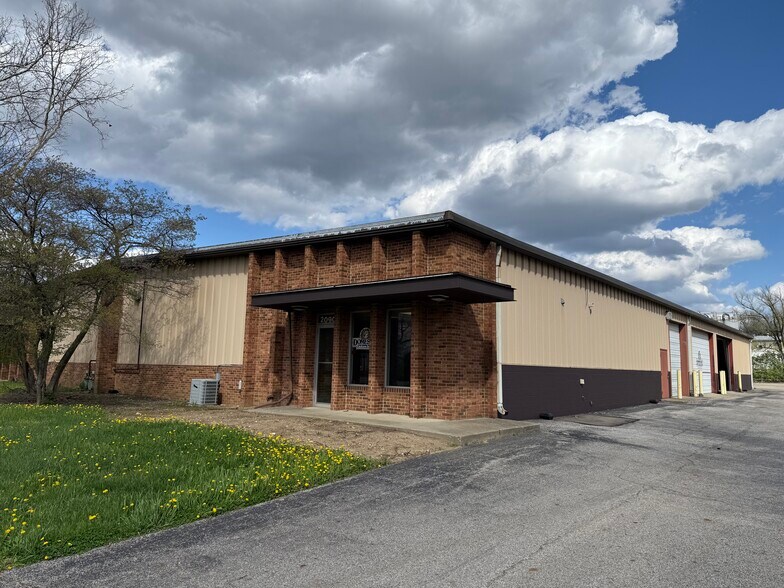 2080-2090 Fairwood Ave, Columbus, OH à louer - Photo de l’immeuble – Image 3 sur 11