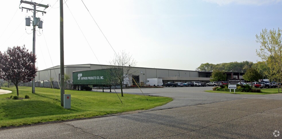 1136 Verdant Dr, Elkhart, IN à vendre - Photo de l’immeuble – Image 2 sur 3