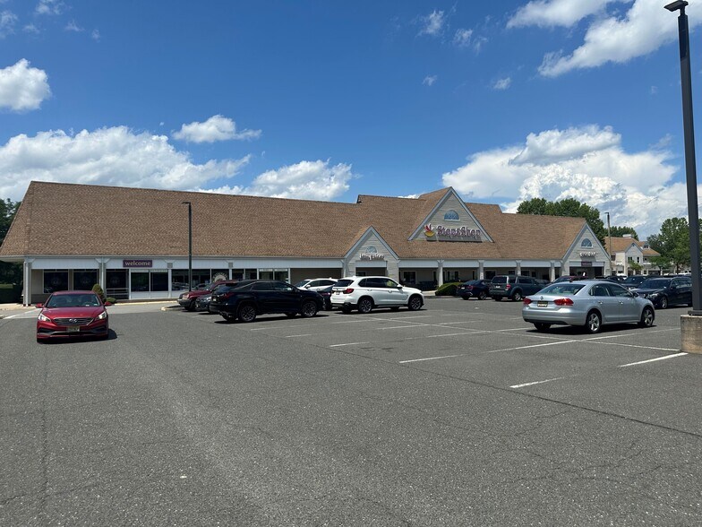 1a Village Center Dr, Freehold, NJ à louer - Photo de l’immeuble – Image 3 sur 19