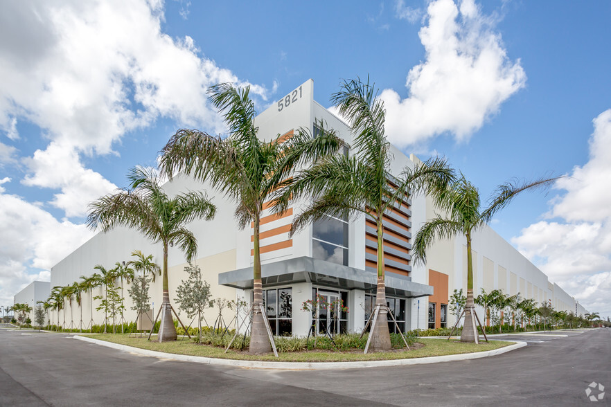 6301 E 10th Ave, Hialeah, FL à louer - Photo de l’immeuble – Image 1 sur 4