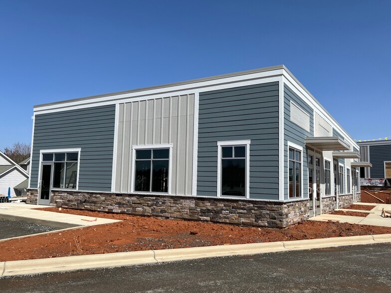 114 Commerce Center Loop, Mooresville, NC à louer - Photo de l’immeuble – Image 3 sur 6
