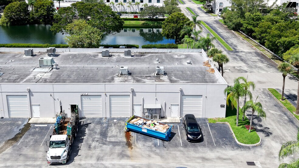 4131 SW 47th Ave, Davie, FL à louer - Photo de l’immeuble – Image 3 sur 15