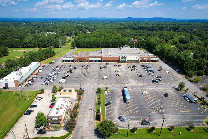 2500 Springs Rd, Hickory, NC à louer - Photo principale – Image 1 sur 19