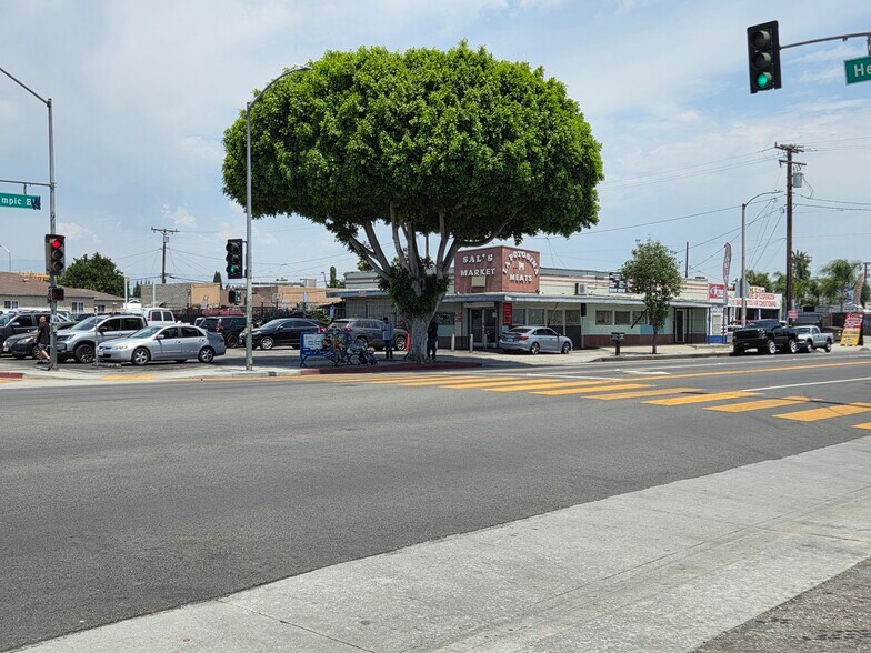 4211 E Olympic Blvd, Los Angeles, CA à vendre - Photo de l’immeuble – Image 2 sur 14