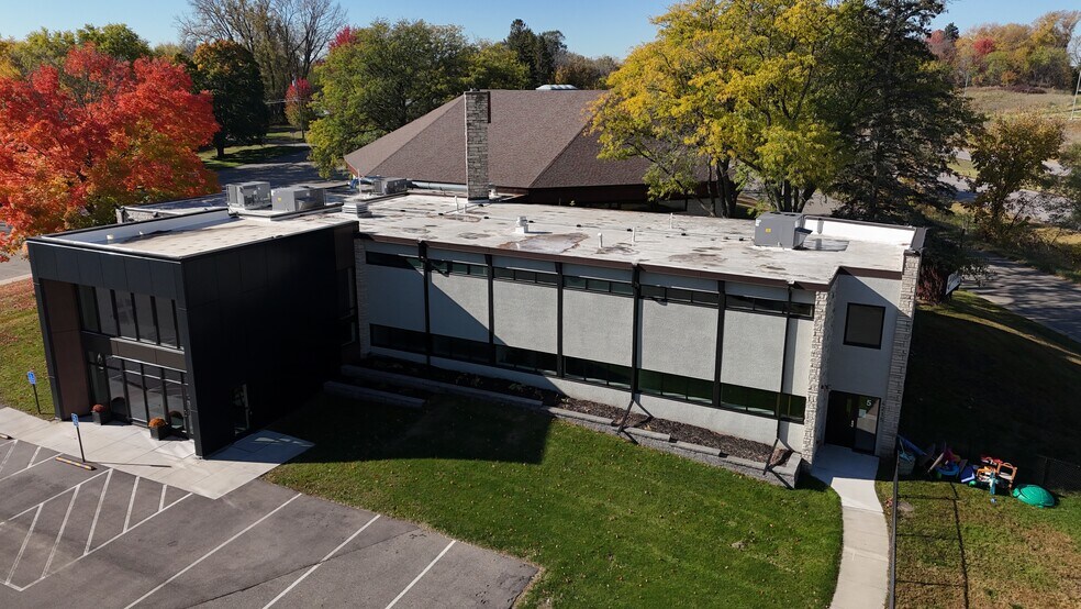 4215 Fairview Ave, Minnetonka, MN à vendre - Photo de l’immeuble – Image 2 sur 27