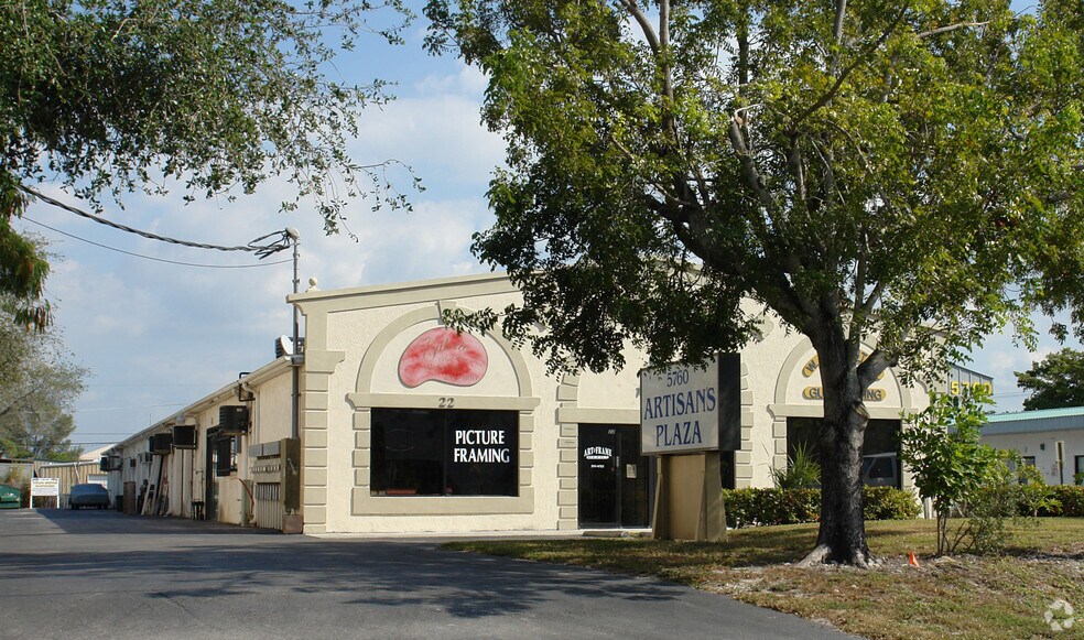 5760 Shirley St, Naples, FL à vendre - Photo de l’immeuble – Image 2 sur 3