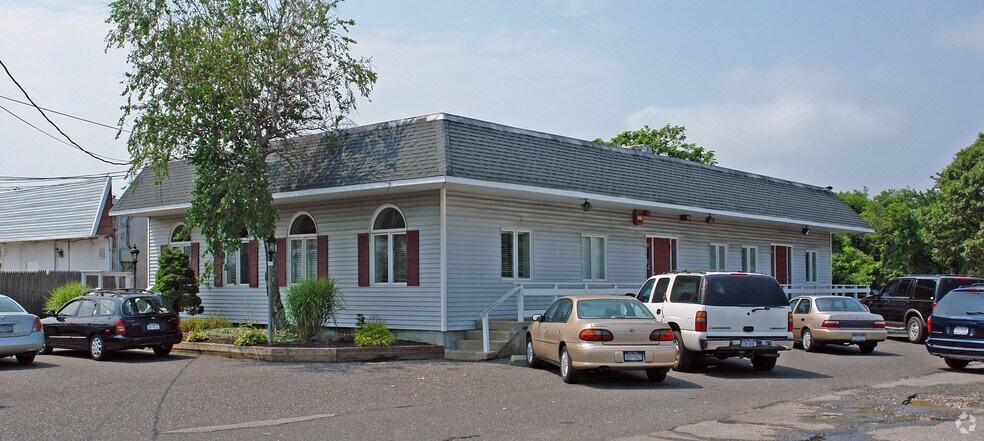 911 Montauk Hwy, Shirley, NY à louer - Photo principale – Image 1 sur 3