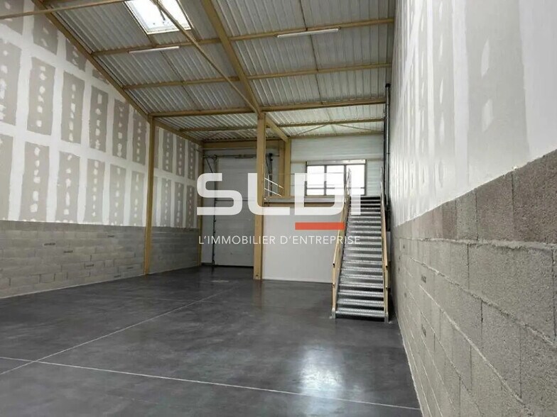 Local d’activités dans Bourgoin-Jallieu à louer - Photo de l’immeuble – Image 1 sur 21