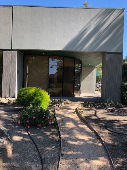 1455 N Dutton Ave, Santa Rosa, CA à louer - Photo de l’immeuble – Image 2 sur 9