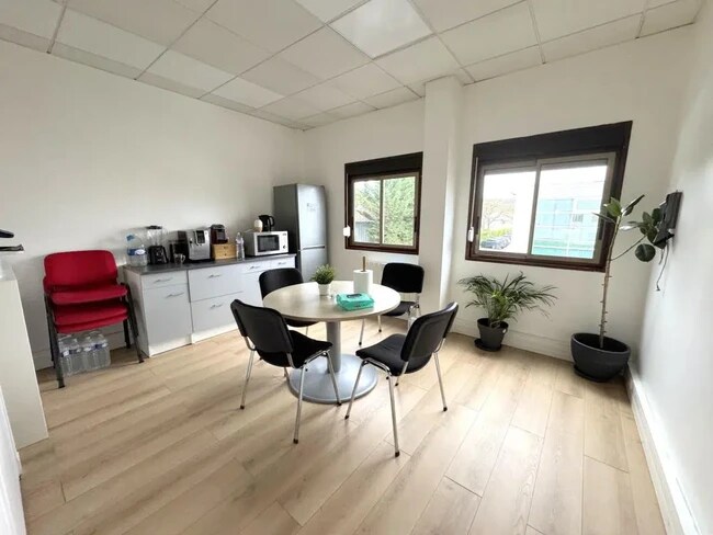 Plus de détails pour Rue Du Chant Des Oiseaux, Montesson - Bureau à louer