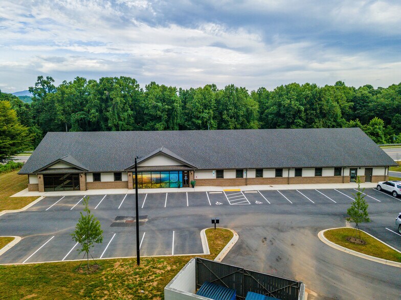 1617 Sugar Hill rd, Marion, NC à louer - Photo de l’immeuble – Image 2 sur 3