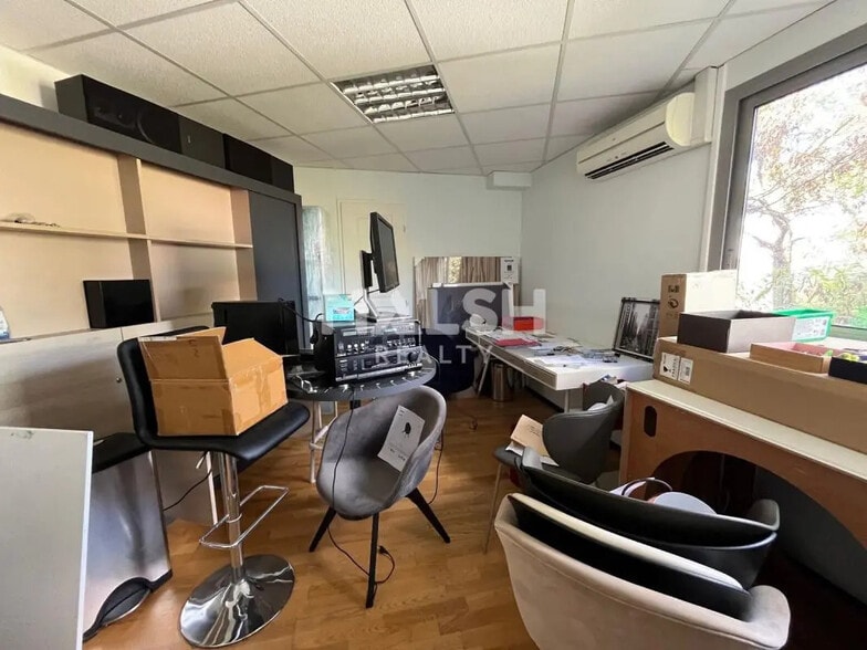 Local commercial dans Saint-Priest à louer - Photo intérieure – Image 2 sur 9