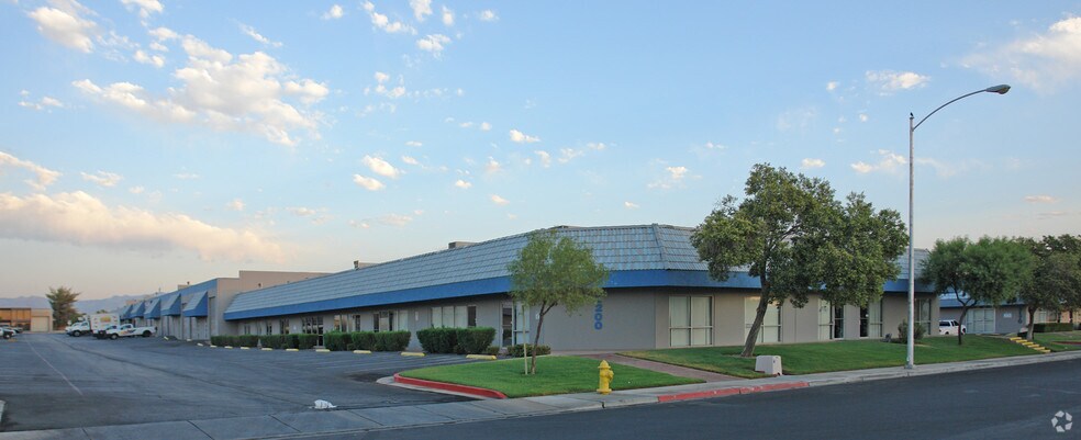 3200 Polaris Ave, Las Vegas, NV à louer - Photo de l’immeuble – Image 2 sur 14