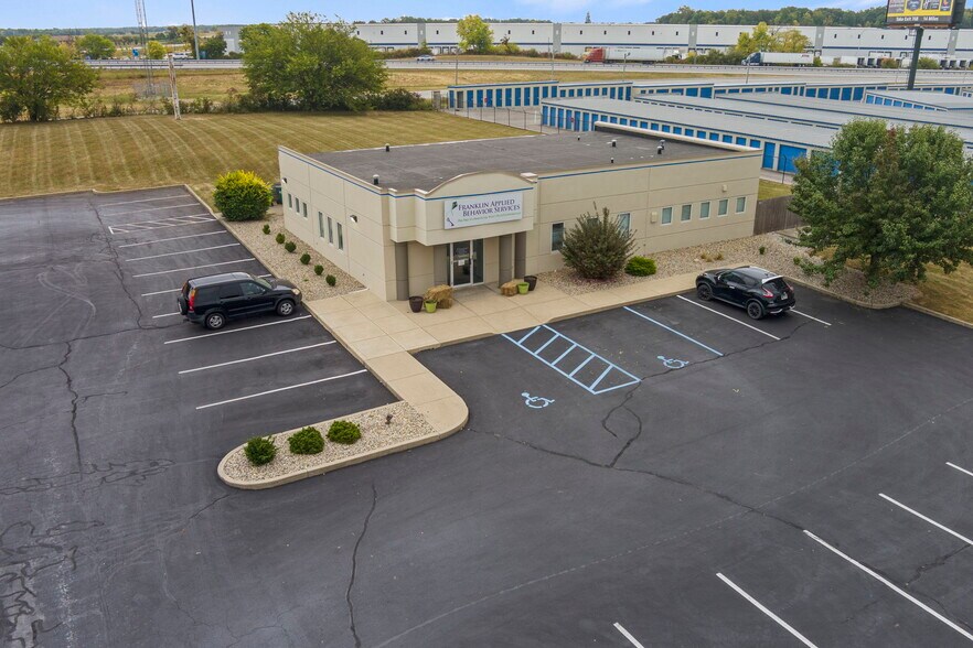 2134 Holiday Ln, Franklin, IN à vendre - Photo de l’immeuble – Image 1 sur 49