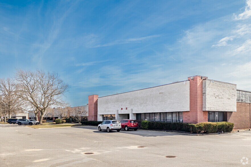12-1 Dubon Ct, Farmingdale, NY à louer - Photo de l’immeuble – Image 3 sur 3