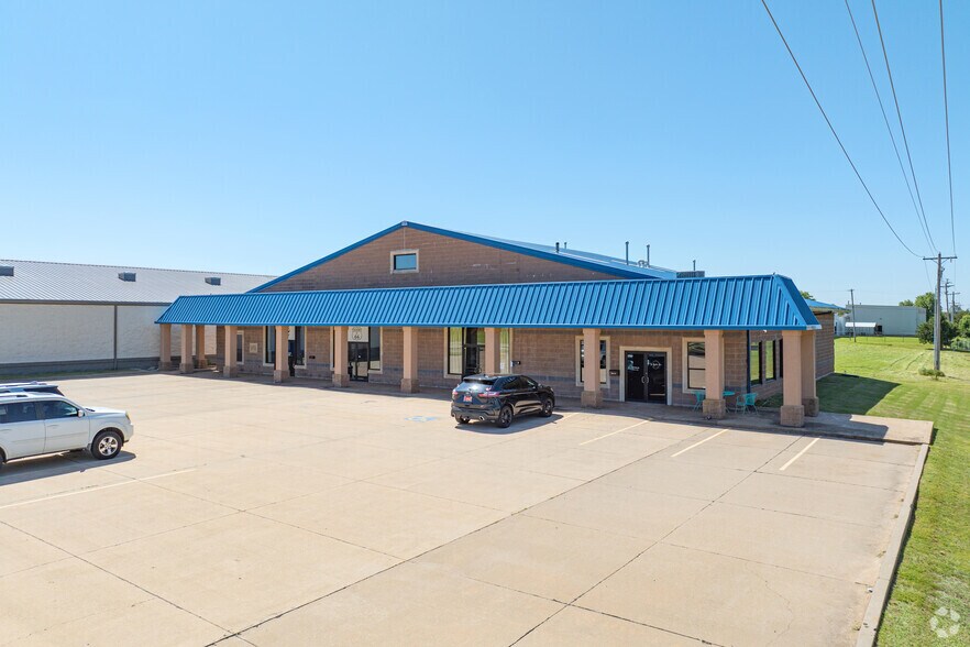 740 E Main St, Yukon, OK à louer - Photo principale – Image 1 sur 22