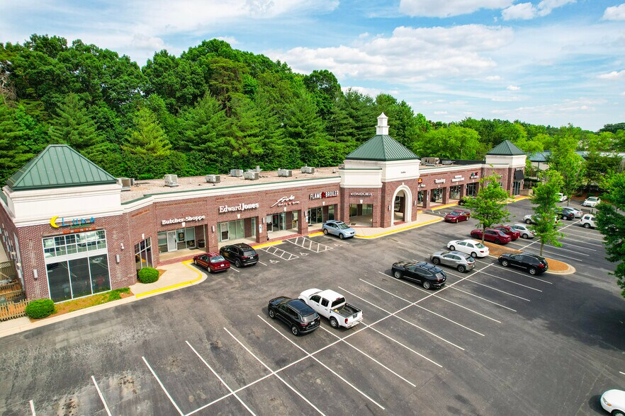 3606 N Elm St, Greensboro, NC à louer - Photo de l’immeuble – Image 2 sur 9