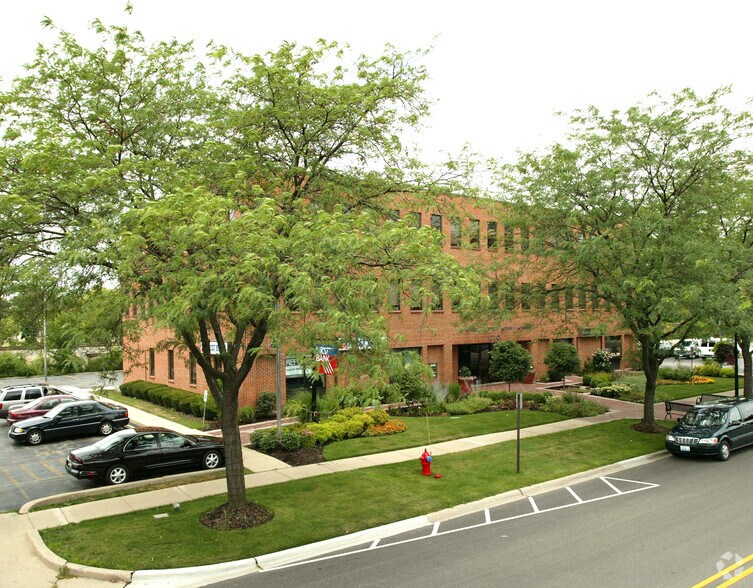 1220 Meadow Rd, Northbrook, IL à louer - Photo principale – Image 1 sur 17