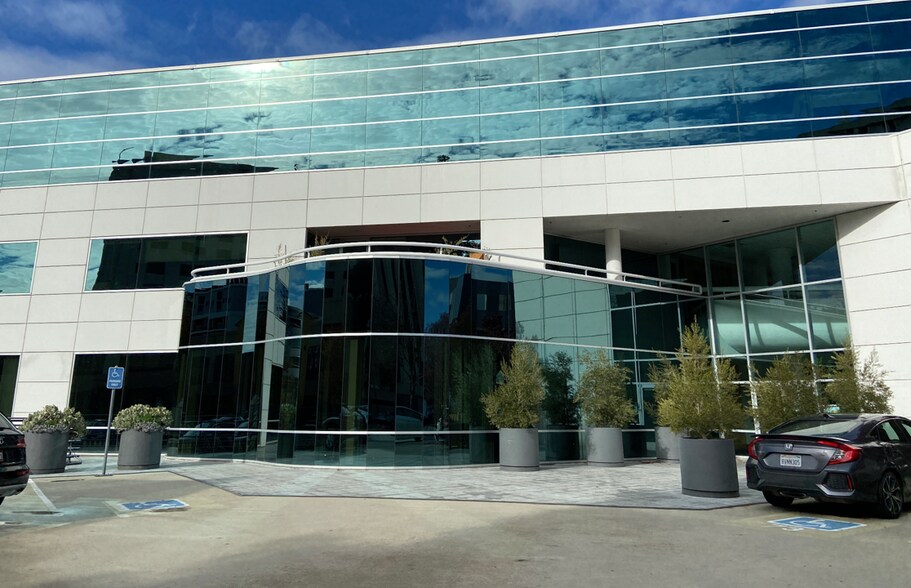 399 Bradford St, Redwood City, CA à louer - Photo de l’immeuble – Image 2 sur 9