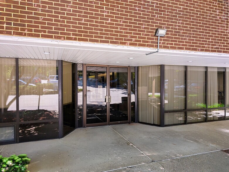 71 Spit Brook Rd, Nashua, NH à vendre - Photo de l’immeuble – Image 2 sur 4