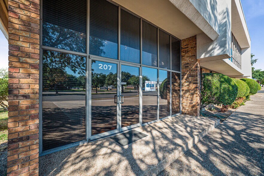 207 N Ridgeway Dr, Cleburne, TX à vendre - Photo de l’immeuble – Image 2 sur 20