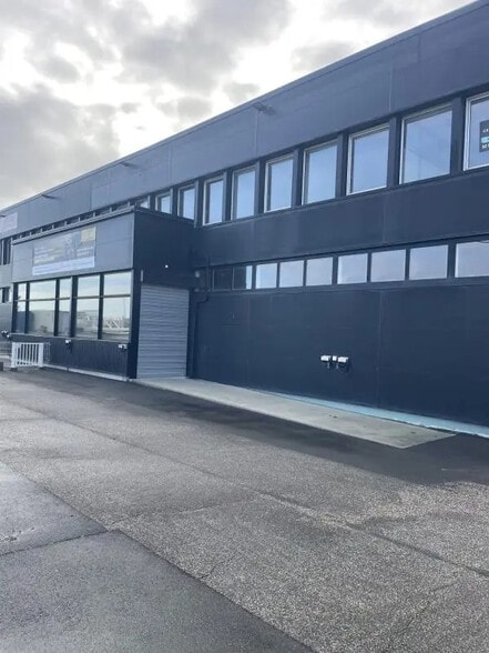 Local d’activités dans Carpiquet à louer - Photo de l’immeuble – Image 2 sur 5