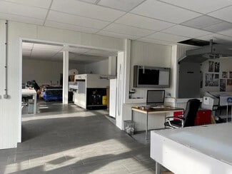 Plus de détails pour Local d'activités à louer
