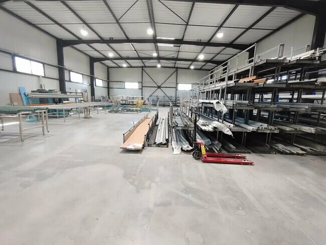 Plus de détails pour Local d’activités à vendre