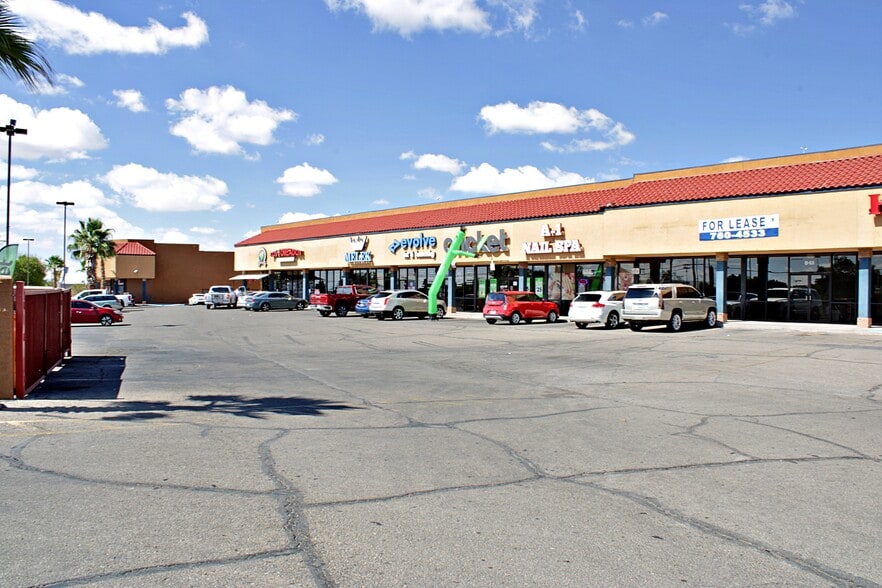 1155 N Zaragosa Rd, El Paso, TX à louer - Photo de l’immeuble – Image 3 sur 5