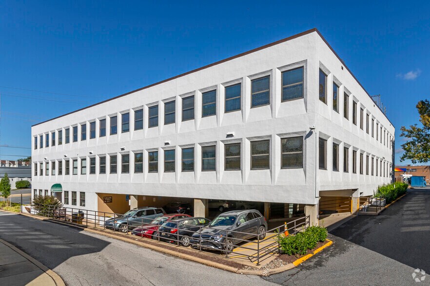 13321 New Hampshire Ave, Silver Spring, MD à louer - Photo de l’immeuble – Image 2 sur 24