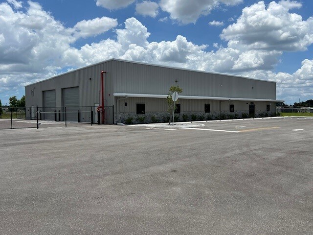 2954 Van Buren St, Fort Myers, FL à louer - Photo de l’immeuble – Image 2 sur 20