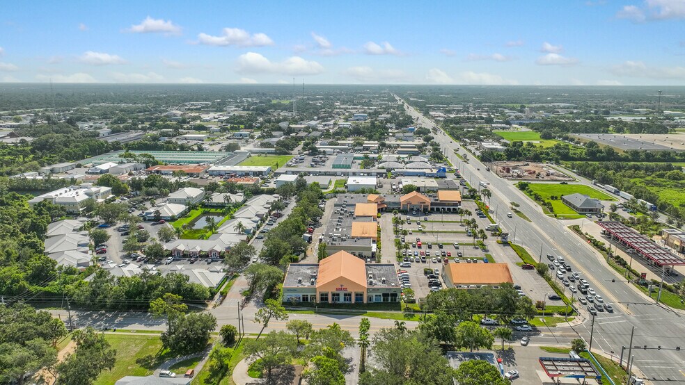 5531-5539 Marquesas Cir, Sarasota, FL à louer - Photo de l’immeuble – Image 2 sur 7