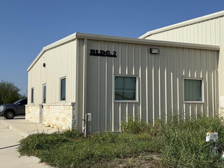 6750 S Old Bastrop Hwy, San Marcos, TX à louer - Photo de l’immeuble – Image 1 sur 8