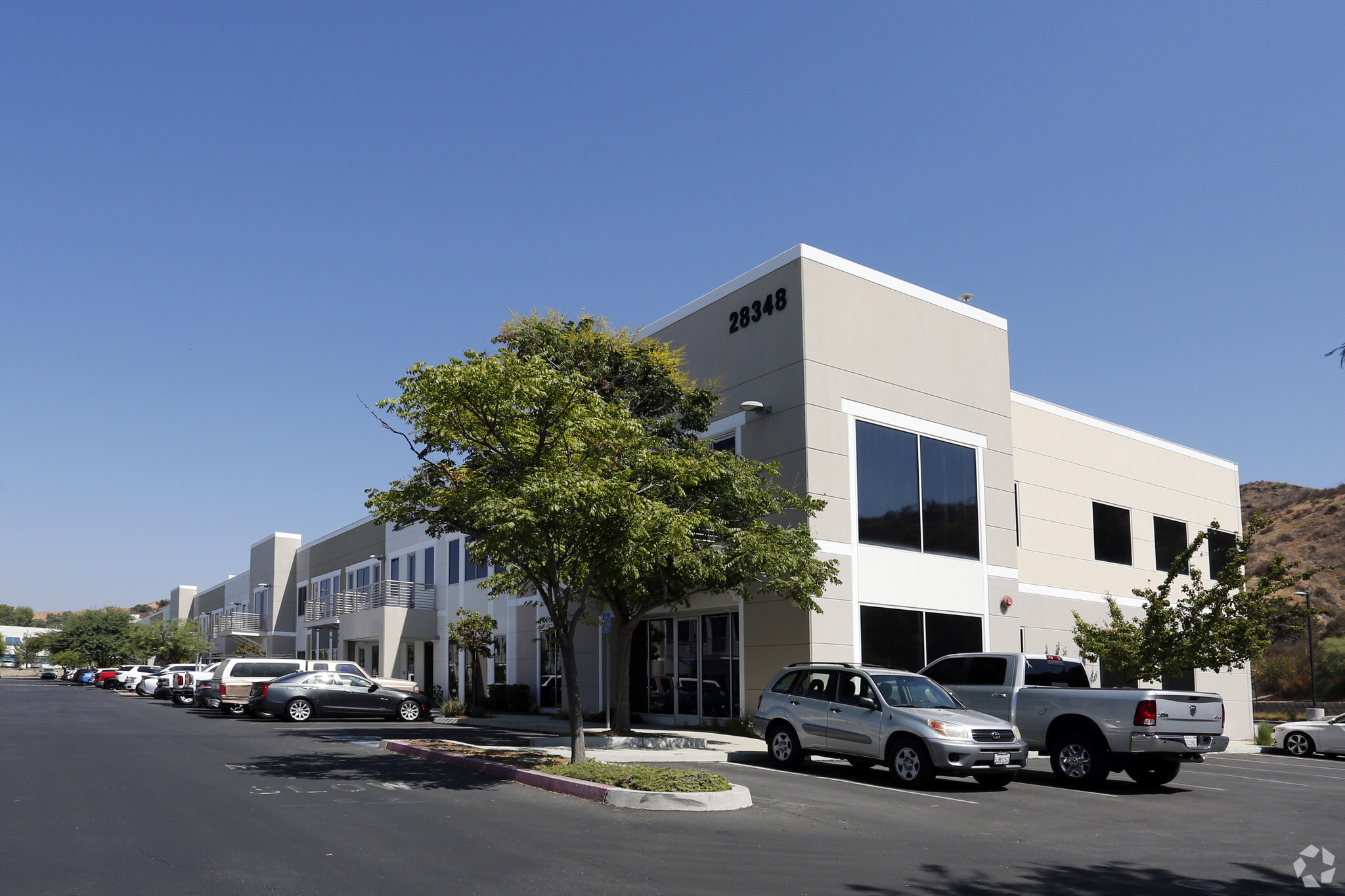 28348 Constellation Rd, Valencia, CA à louer Photo de l’immeuble– Image 1 sur 12