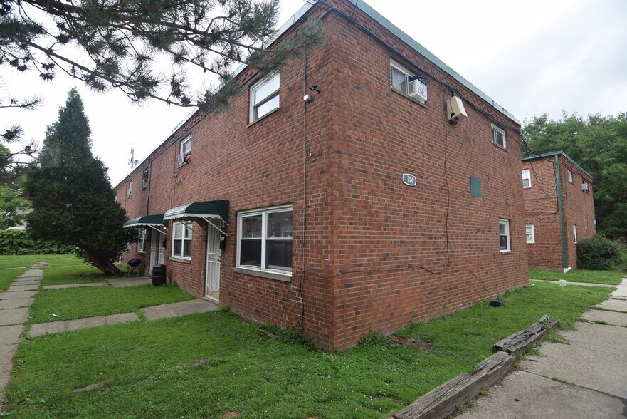 1724 Taylor Rd, East Cleveland, OH à vendre - Photo de l’immeuble – Image 3 sur 15