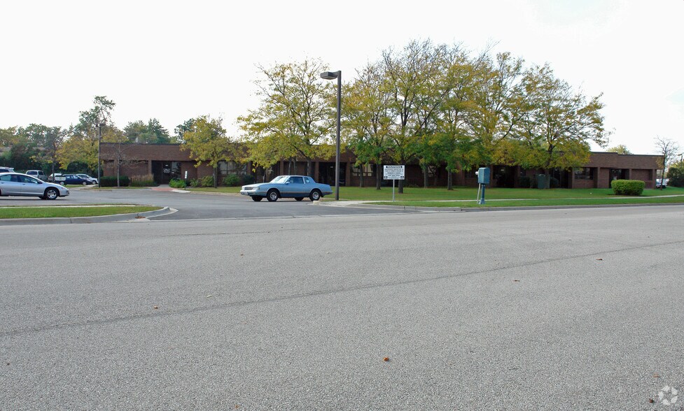 100 Hillcrest Blvd, Schaumburg, IL à louer - Photo de l’immeuble – Image 3 sur 7