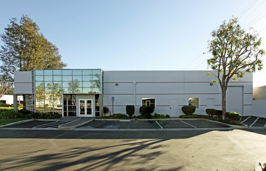 1544 W Yale Ave, Orange, CA à louer - Photo de l’immeuble – Image 2 sur 2
