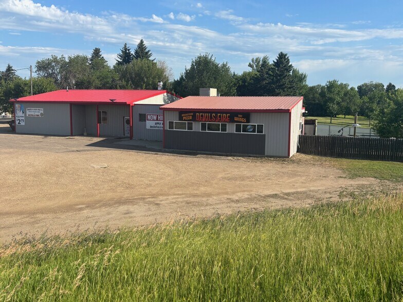 501 S Pleasant Ave, Surrey, ND à louer - Photo de l’immeuble – Image 1 sur 54
