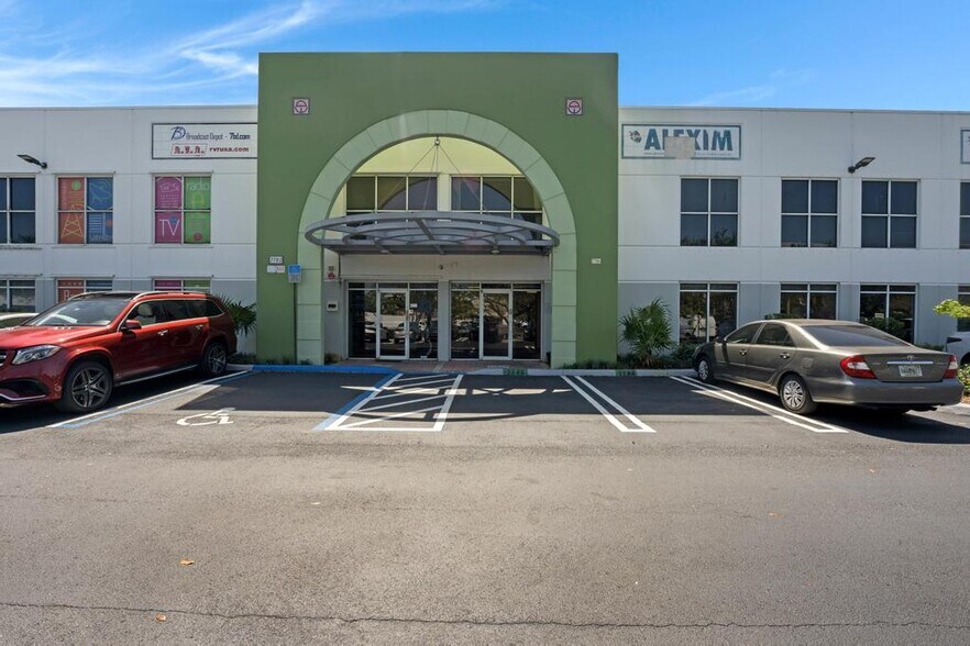 7770 NW 46th St, Doral, FL à vendre - Photo de l’immeuble – Image 2 sur 34