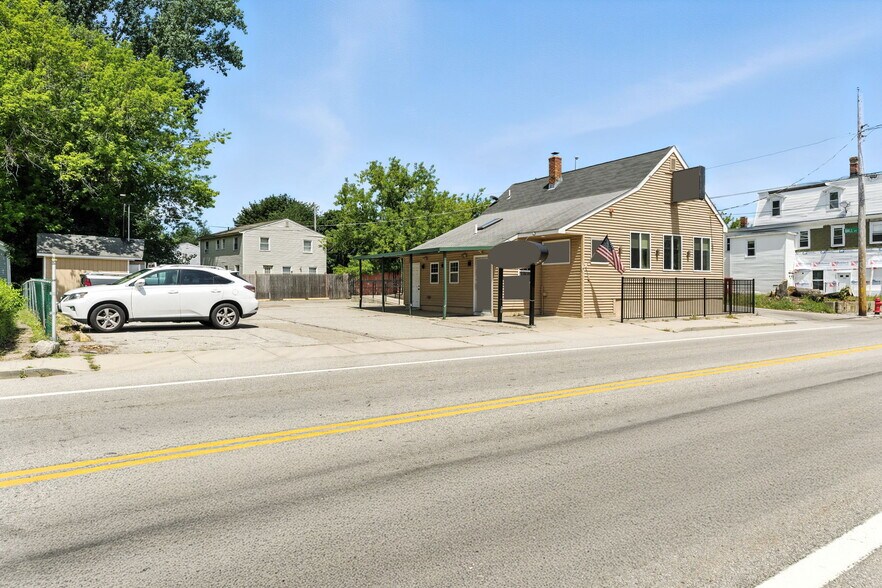 568 Providence St, West Warwick, RI à vendre - Photo de l’immeuble – Image 2 sur 31