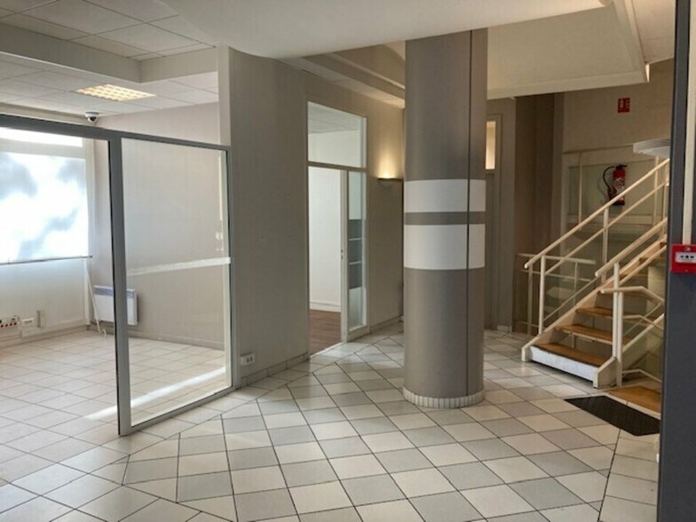Local commercial dans Saint-Denis à louer - Photo intérieure – Image 1 sur 8