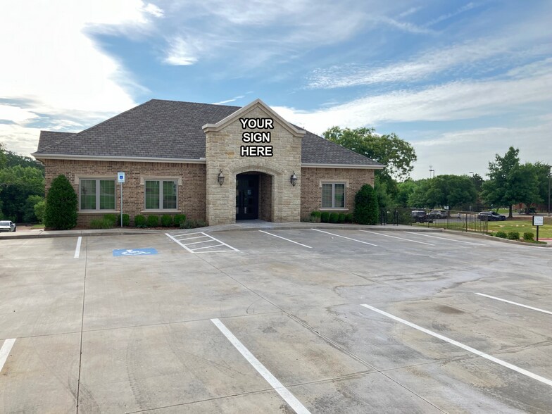 1008 S Bryant Ave, Edmond, OK à louer - Photo de l’immeuble – Image 1 sur 10