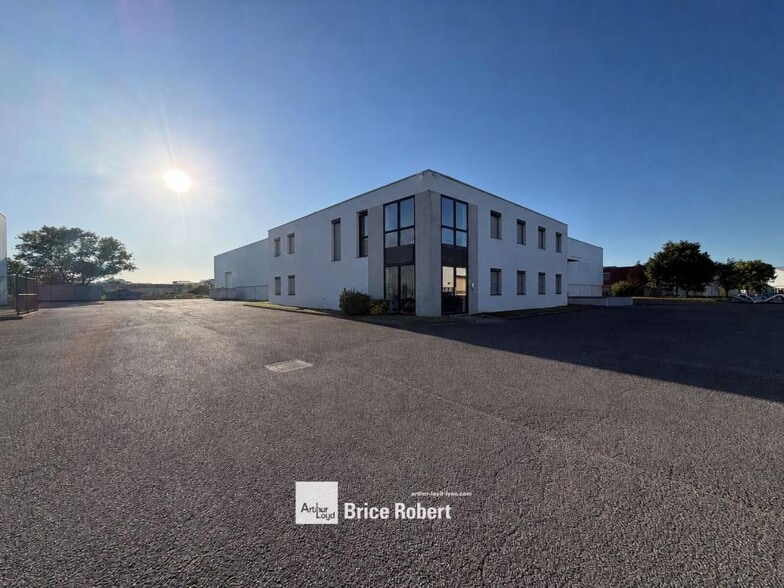 17 Rue Des Frères Lumière, Chassieu à vendre - Photo de l’immeuble – Image 3 sur 6