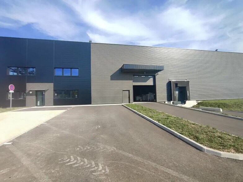 Local d’activités dans Saint-Quentin-Fallavier à louer - Photo de l’immeuble – Image 2 sur 5