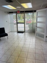 16115 SW 117th Ave, Miami, FL à louer Photo intérieure– Image 1 sur 7