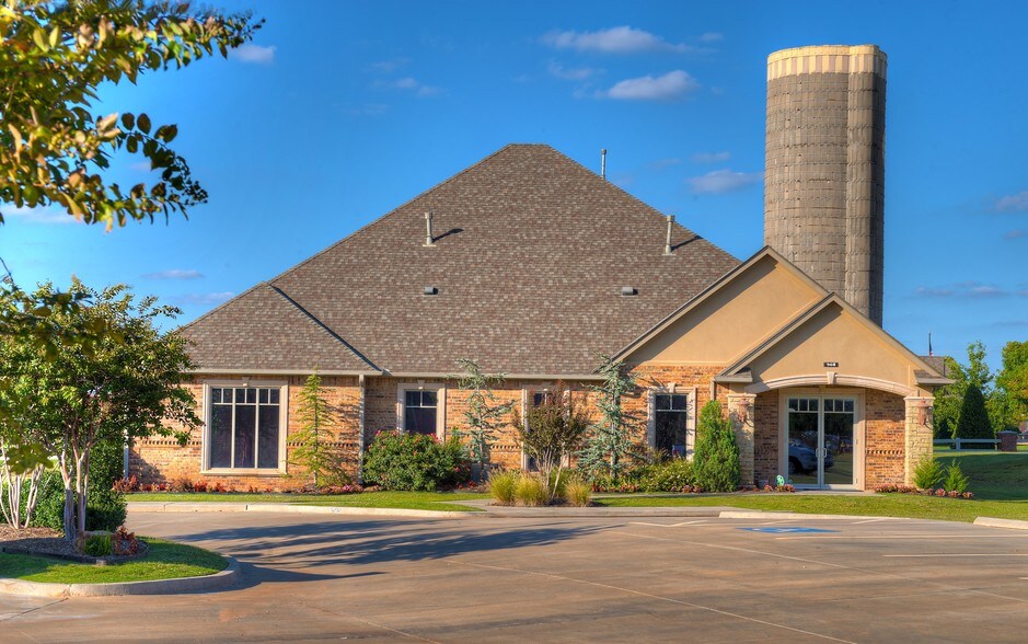 908 SW 107th St, Oklahoma City, OK à louer - Photo de l’immeuble – Image 3 sur 5