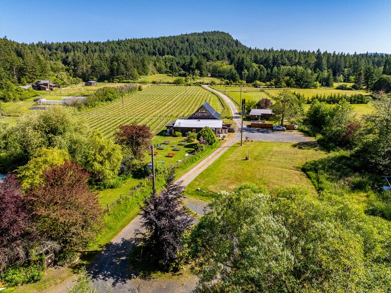 1885 Central Rd, Hornby Island, BC à vendre - Photo de l’immeuble – Image 2 sur 98